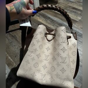 Louis Vuitton Muria Mahina Creme. Slightly used. Very good condition